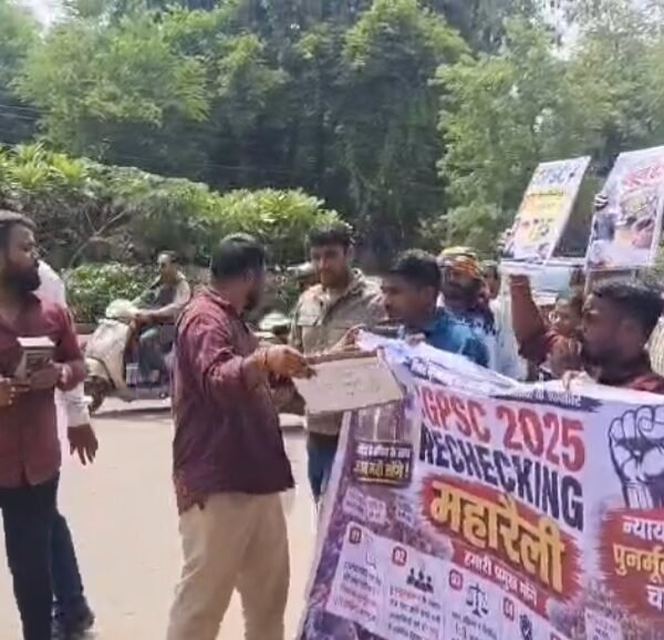छत्तीसगढ़ पीएससी में सुधार की मांग को लेकर रायपुर में निकाली गई महारैली।